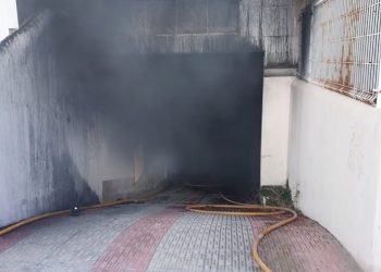 Humo saliendo del bajo en una imagen de bomberos