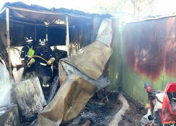 Aspecto del pequeño almacén tras el incendio. Fotos Bombers d'Eivissa