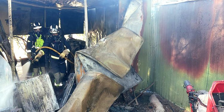 Aspecto del pequeño almacén tras el incendio. Fotos Bombers d'Eivissa