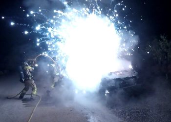 Impresionante imagen de la intervención de los bomberos en este incendio. Fotos Bombers d'Eivissa