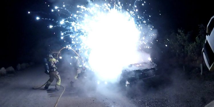 Impresionante imagen de la intervención de los bomberos en este incendio. Fotos Bombers d'Eivissa