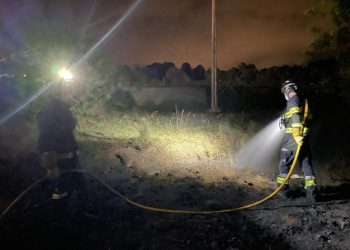Los bomberos actuando de madrugada en el incendio agrícola. Fotos Bombers d'Eivissa