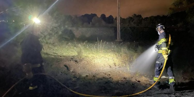 Los bomberos actuando de madrugada en el incendio agrícola. Fotos Bombers d'Eivissa