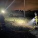 Los bomberos actuando de madrugada en el incendio agrícola. Fotos Bombers d'Eivissa