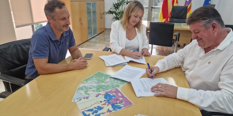 Firma del convenio. Foto: Ayuntamiento de Sant Joan