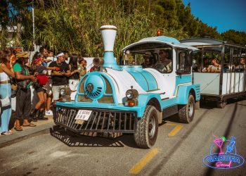 El tren que lleva a la gente de bar en bar es uno de los atractivos de la cita. Fotos: Garufa Sound - Joan F Ribas