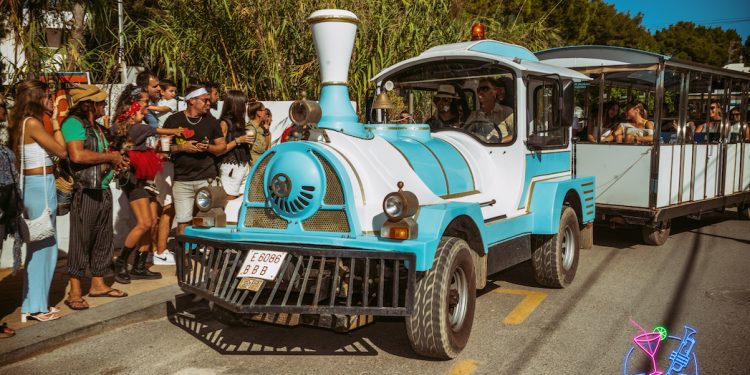 El tren que lleva a la gente de bar en bar es uno de los atractivos de la cita. Fotos: Garufa Sound - Joan F Ribas