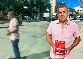 Francisco Marín posa con un ejemplar de 'La desaparición de Carol Roig'. Foto Noudiari