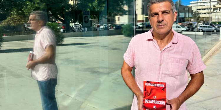 Francisco Marín posa con un ejemplar de 'La desaparición de Carol Roig'. Foto Noudiari