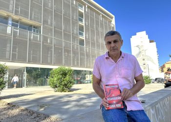 Francisco Marín, escritor, con su última novela 'La desaparición de Carol Roig' frente al edificio de los Juzgados de Ibiza, donde trabaja. Foto L. F. A.