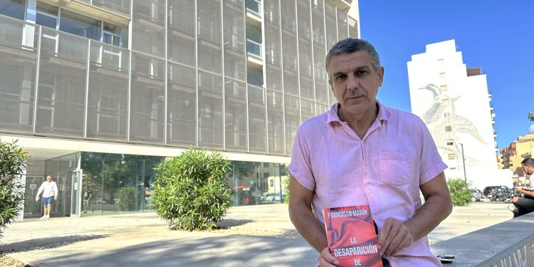 Francisco Marín, escritor, con su última novela 'La desaparición de Carol Roig' frente al edificio de los Juzgados de Ibiza, donde trabaja. Foto L. F. A.