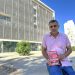 Francisco Marín, escritor, con su última novela 'La desaparición de Carol Roig' frente al edificio de los Juzgados de Ibiza, donde trabaja. Foto L. F. A.
