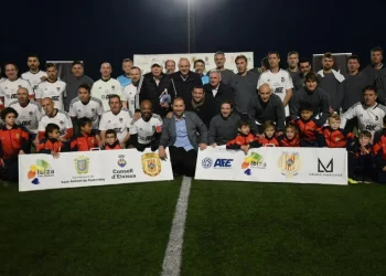 Los históricos de la SD Portmany celebraron su centenario enfrentándose a los veteranos de la Asociación de Futbolistas Españoles