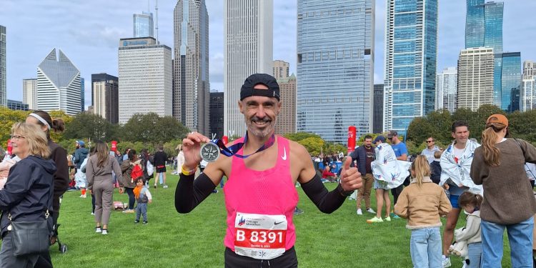 Victor Oliver tras completar la maratón de Chicago.