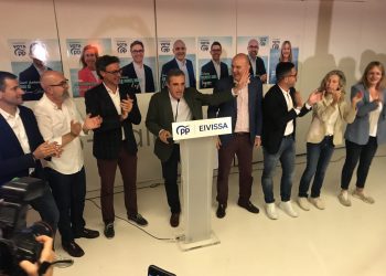 Marí Bosó, en el centro, durante su discurso en la noche electoral de las elecciones locales y autonómicas.