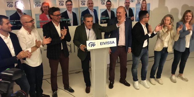 Marí Bosó, en el centro, durante su discurso en la noche electoral de las elecciones locales y autonómicas.