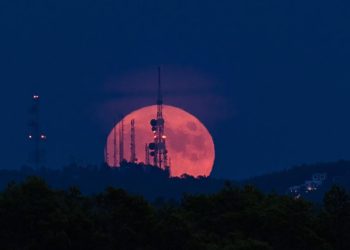 Imagen de archivo de la Luna llena sobre Ibiza. Foto: Paco Natera
