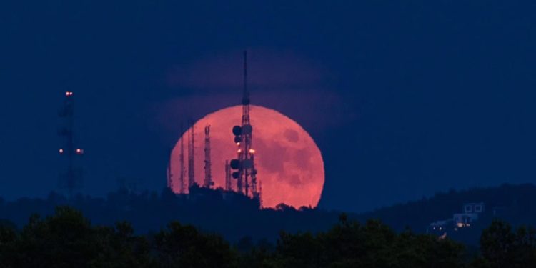 Imagen de archivo de la Luna llena sobre Ibiza. Foto: Paco Natera