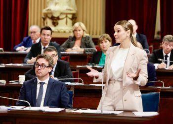 El ibicenco Toni Costa, sentado, junto a Marga Prohens en una sesión del Parlament.
