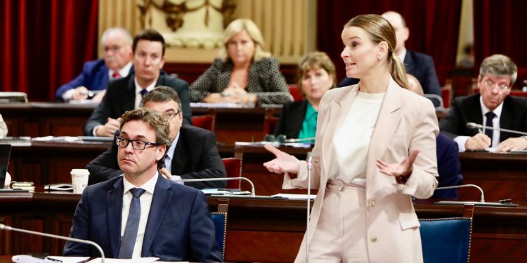 El ibicenco Toni Costa, sentado, junto a Marga Prohens en una sesión del Parlament.