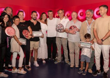 Ganadoras y ganadores de los premios con Marc Rahola ayer en OD Talamanca.