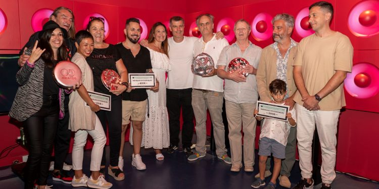 Ganadoras y ganadores de los premios con Marc Rahola ayer en OD Talamanca.