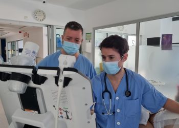 El Dr. Tuero y el Dr. Alejandro Villar, médico de la UCI de Can Misses