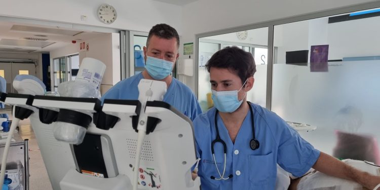 El Dr. Tuero y el Dr. Alejandro Villar, médico de la UCI de Can Misses