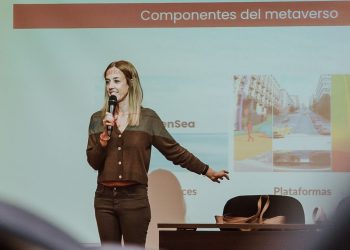 La comunicadora y profesional de los 'social media' durante una conferencia. Fotografía cedida por Patricia Bárcena.