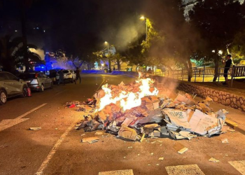 Carga de un camión de la basura en llamas. Fotos Policía Local de Ibiza
