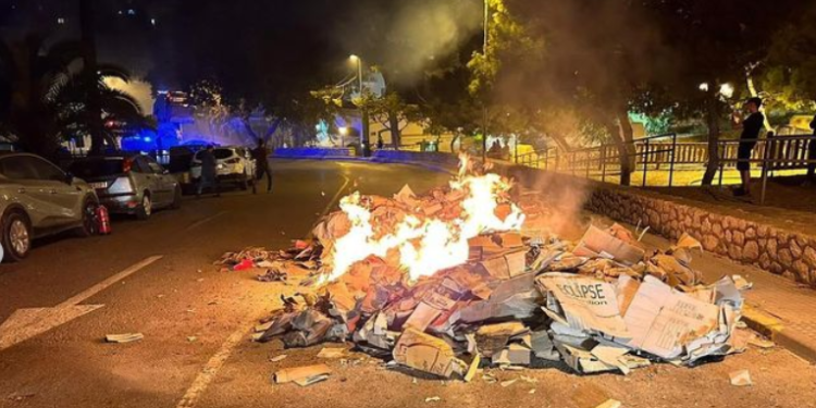 Carga de un camión de la basura en llamas. Fotos Policía Local de Ibiza