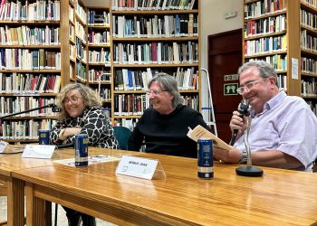 Neus Escandell, Carles Fabregat y Bernat Joan, en Can Ventosa en la presentación de su anterior libro en 2023. Fotos Noudiari