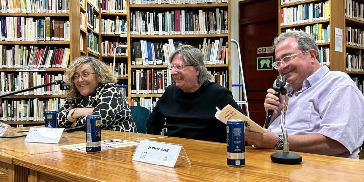 Neus Escandell, Carles Fabregat y Bernat Joan, en Can Ventosa en la presentación de su anterior libro en 2023. Fotos Noudiari