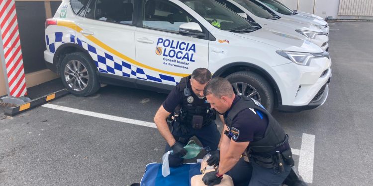 Policías locales de Formentera practican maniobras de reanimación..