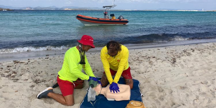 Los socorristas practican la maniobra de la RCP. Foto: Consell Insular de Formentera