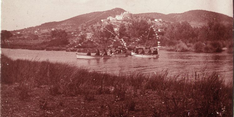 El río de Santa Eulària en los años 20, cuando corría el agua abundante e incluso navegaban barcos. Imagen de Josep Ferrer Sala, ahora propiedad del Ayuntamiento de Santa Eulària.