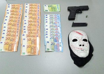 Dinero, arma y careta usados en el asalto. Foto Policía Local de Sant Antoni