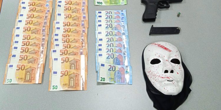 Dinero, arma y careta usados en el asalto. Foto Policía Local de Sant Antoni