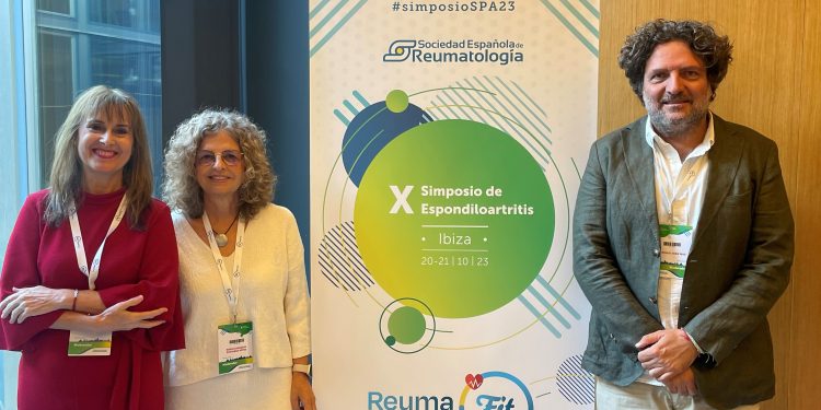 De izquierda a derecha, los doctores Ana Urruticoechea, Sagrario Bustabad y Antonio Juan. Foto: Sociedad Española de Reumatología