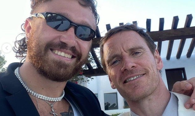Trott Matter ha compartido en sus redes esta imagen en una boda con Michael Fassbender en Ibiza. Instagram Trott Matter