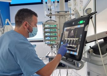 El doctor Gaspar Tuero manejando un ecógrafo.