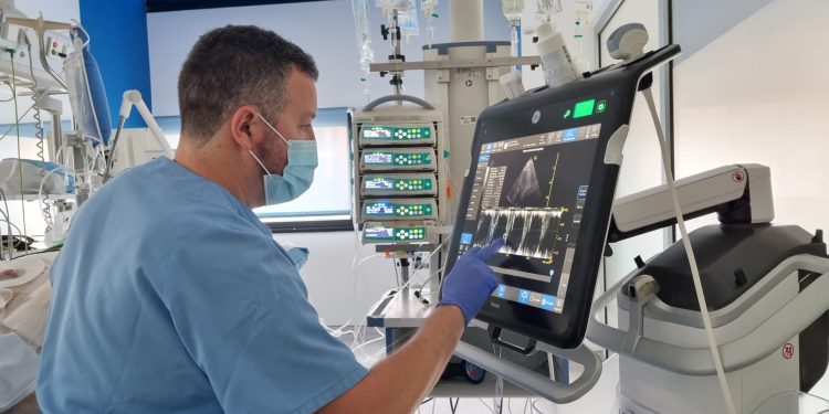 El doctor Gaspar Tuero manejando un ecógrafo.