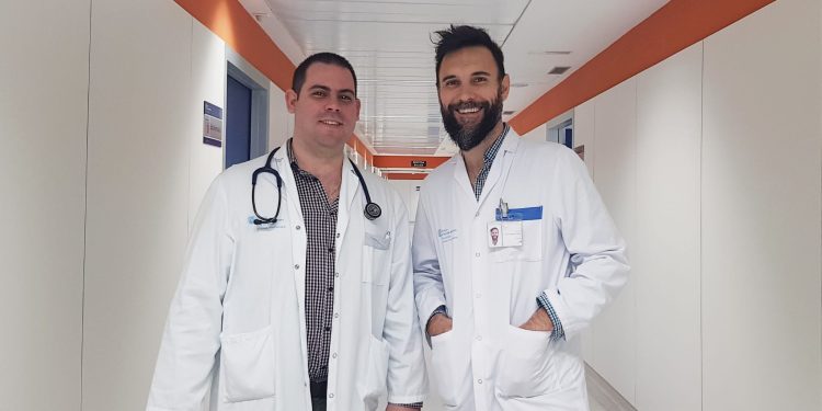 A la izquierda el Dr. Urbicio Pérez y  la derecha, el Dr. Carlos Rodríguez Franco.