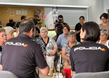 Las personas de edad atienden a los agentes de la Policía Nacional durante el encuentro. Fotos Policía Nacional