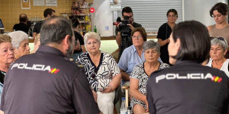 Las personas de edad atienden a los agentes de la Policía Nacional durante el encuentro. Fotos Policía Nacional