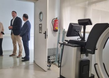 La consellera balear de Salud, Manuela García, acompañada del presidente del Consell de Formentera, Llorenç Córdoba; del director general del Servicio de Salud, Javier Ureña; y del gerente del Área de Salud de Ibiza y Formentera, Enrique Garcerán, en una visita a Formentera
