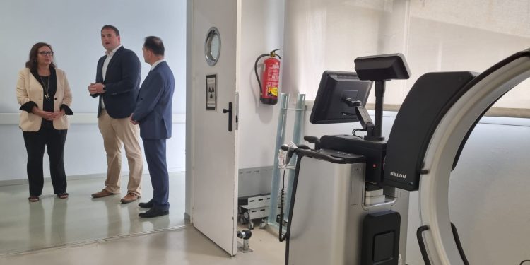 La consellera balear de Salud, Manuela García, acompañada del presidente del Consell de Formentera, Llorenç Córdoba; del director general del Servicio de Salud, Javier Ureña; y del gerente del Área de Salud de Ibiza y Formentera, Enrique Garcerán, en una visita a Formentera