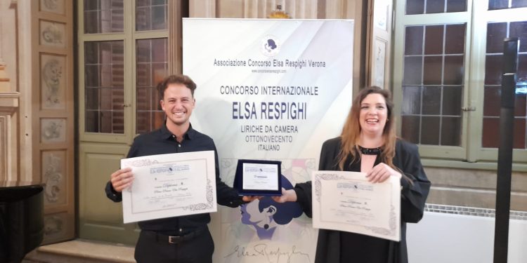 Llorenç Prats y Laura de  la Fuente, ayer por la noche tras proclamarse ganadores de este prestigioso premio internacional. Fotos cedidas a Noudiari