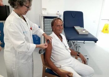 La enfermera de soporte a residencias del Área de Salud de Ibiza y Formentera, Encarnación Medina, administra la vacuna a Ferdinand Josef Ping de 78 años en la Residencia de Formentera.