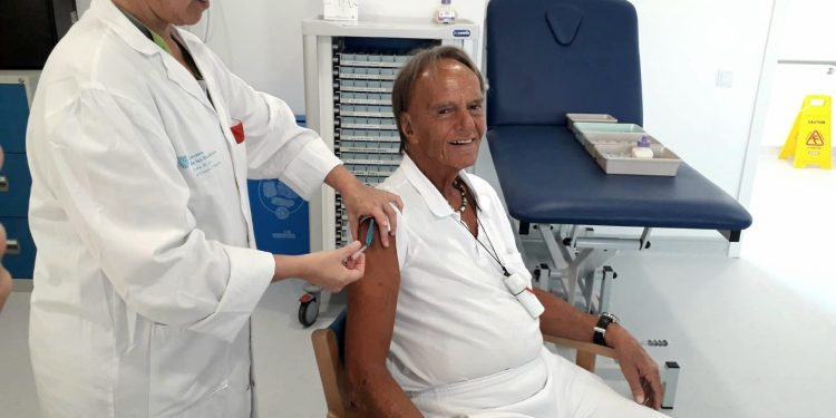 La enfermera de soporte a residencias del Área de Salud de Ibiza y Formentera, Encarnación Medina, administra la vacuna a Ferdinand Josef Ping de 78 años en la Residencia de Formentera.